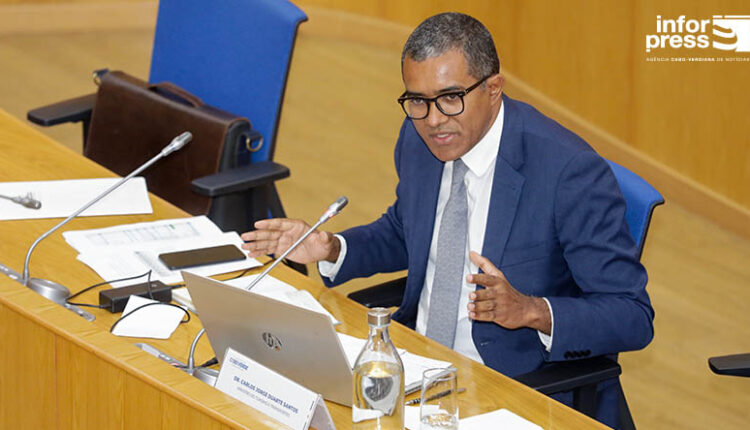 Carlos Santos Ministro do Turismo e dos Transportes